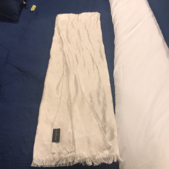 Louis Vuitton cream scarf - Picture 2 of 3